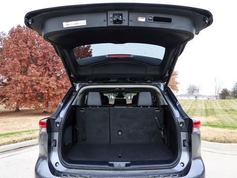 Used 2020 Toyota Highlander XLE image 25