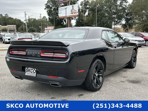 Used 2019 Dodge Challenger SXT image 5