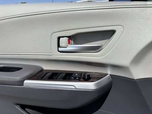 Used 2023 Toyota Sienna XLE FWD image 21