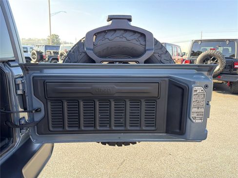 Used 2025 Jeep Wrangler Willys image 18