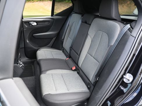 Used 2025 Volvo XC40 B5 Core image 18