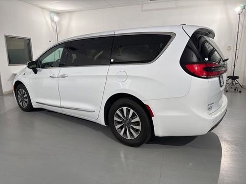 Used 2023 Chrysler Pacifica Limited FWD image 6