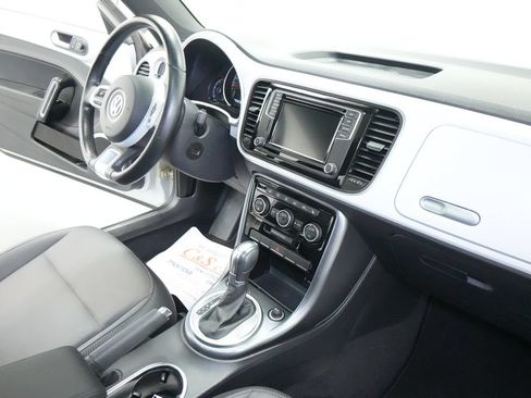 Used 2018 Volkswagen Beetle 2.0T SE FWD image 19