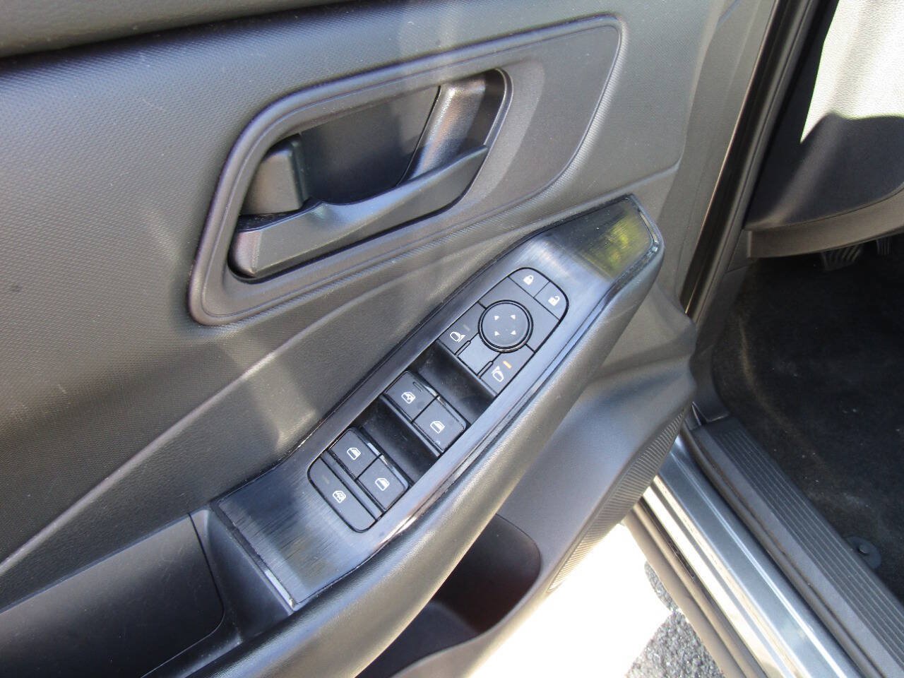 Used 2024 Nissan Rogue S AWD/4WD image 21