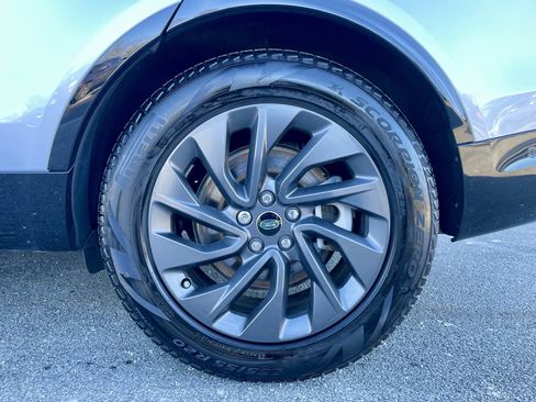 Certified 2024 Land Rover Discovery Dynamic SE image 10