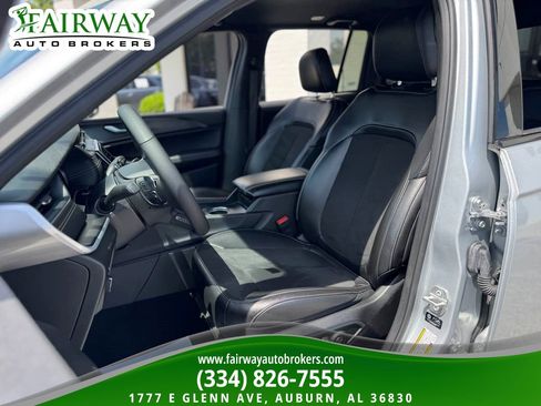 Used 2025 Jeep Grand Cherokee Altitude image 10