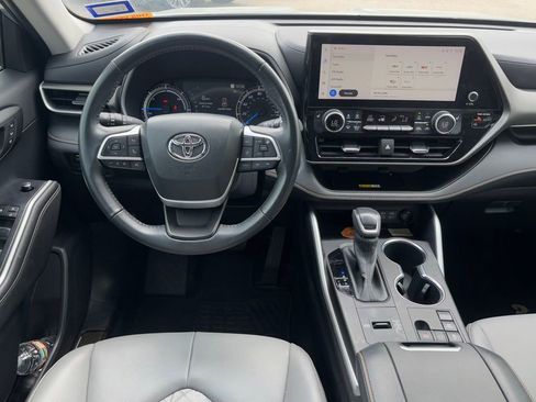 Used 2023 Toyota Highlander Bronze Edition image 7
