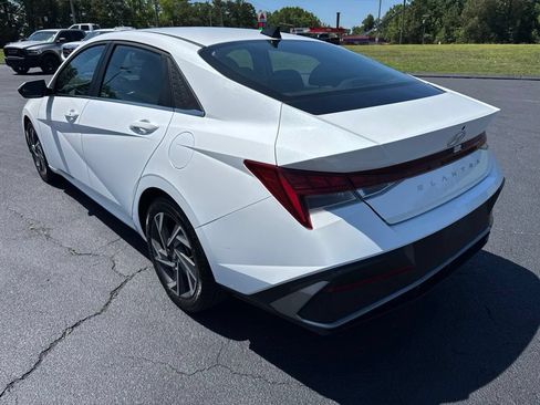Used 2025 Hyundai Elantra SEL FWD image 2
