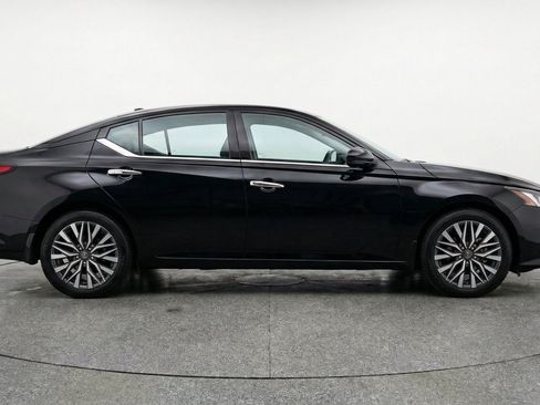 Used 2025 Nissan Altima 2.5 SV FWD image 11
