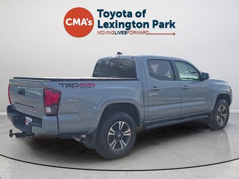 Used 2018 Toyota Tacoma TRD Sport AWD/4WD image 5