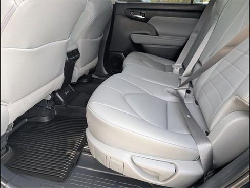 Used 2024 Toyota Highlander XLE image 10