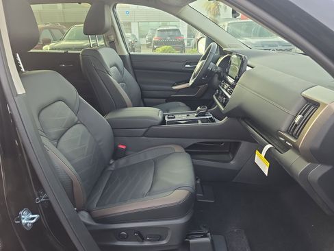 New 2025 Nissan Pathfinder Platinum image 28