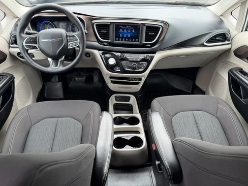 Used 2021 Chrysler Voyager L FWD image 11