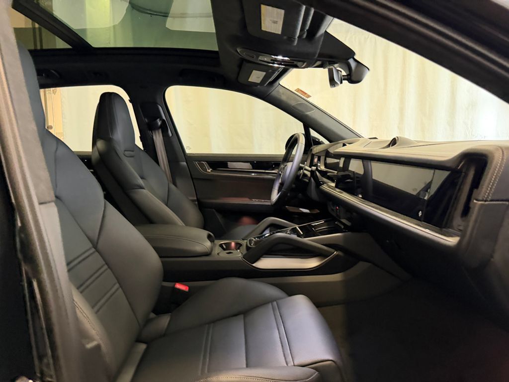 Certified 2025 Porsche Cayenne Turbo AWD/4WD image 16