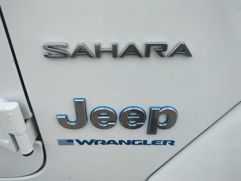 Used 2024 Jeep Wrangler Unlimited Sahara AWD/4WD image 32