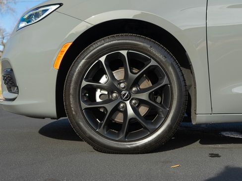 Used 2024 Chrysler Pacifica Touring-L w/ S Appearance Package image 10