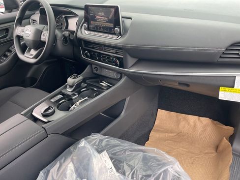 Used 2025 Nissan Rogue S image 15