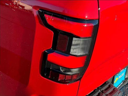 Used 2025 Nissan Frontier SV image 33