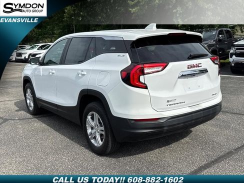 Used 2024 GMC Terrain SLE image 3