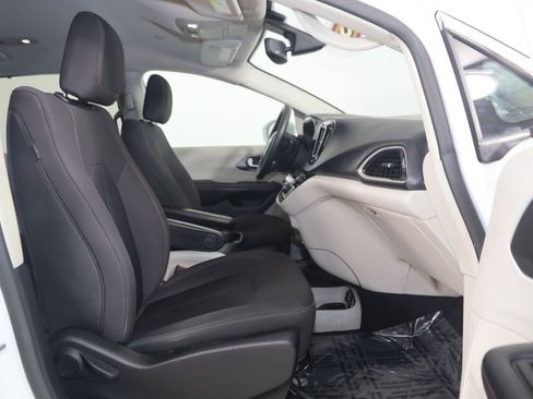 Used 2020 Chrysler Pacifica Touring FWD image 11