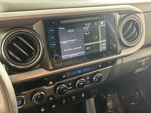 Used 2017 Toyota Tacoma TRD Off-Road w/ Premium & Technology Package AWD/4WD image 18