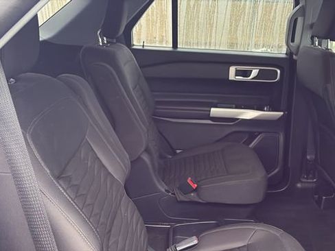 Used 2021 Ford Explorer XLT image 29