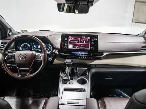 Certified 2023 Toyota Sienna Platinum image 13