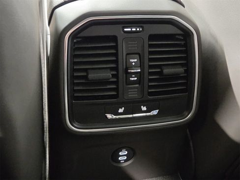 Used 2025 Porsche Macan image 12