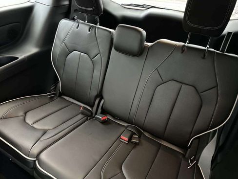 New 2026 Chrysler Pacifica Limited w/ S Appearance Package image 7