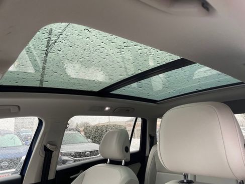 Used 2021 Volkswagen Tiguan SE w/ Panoramic Sunroof Package image 16