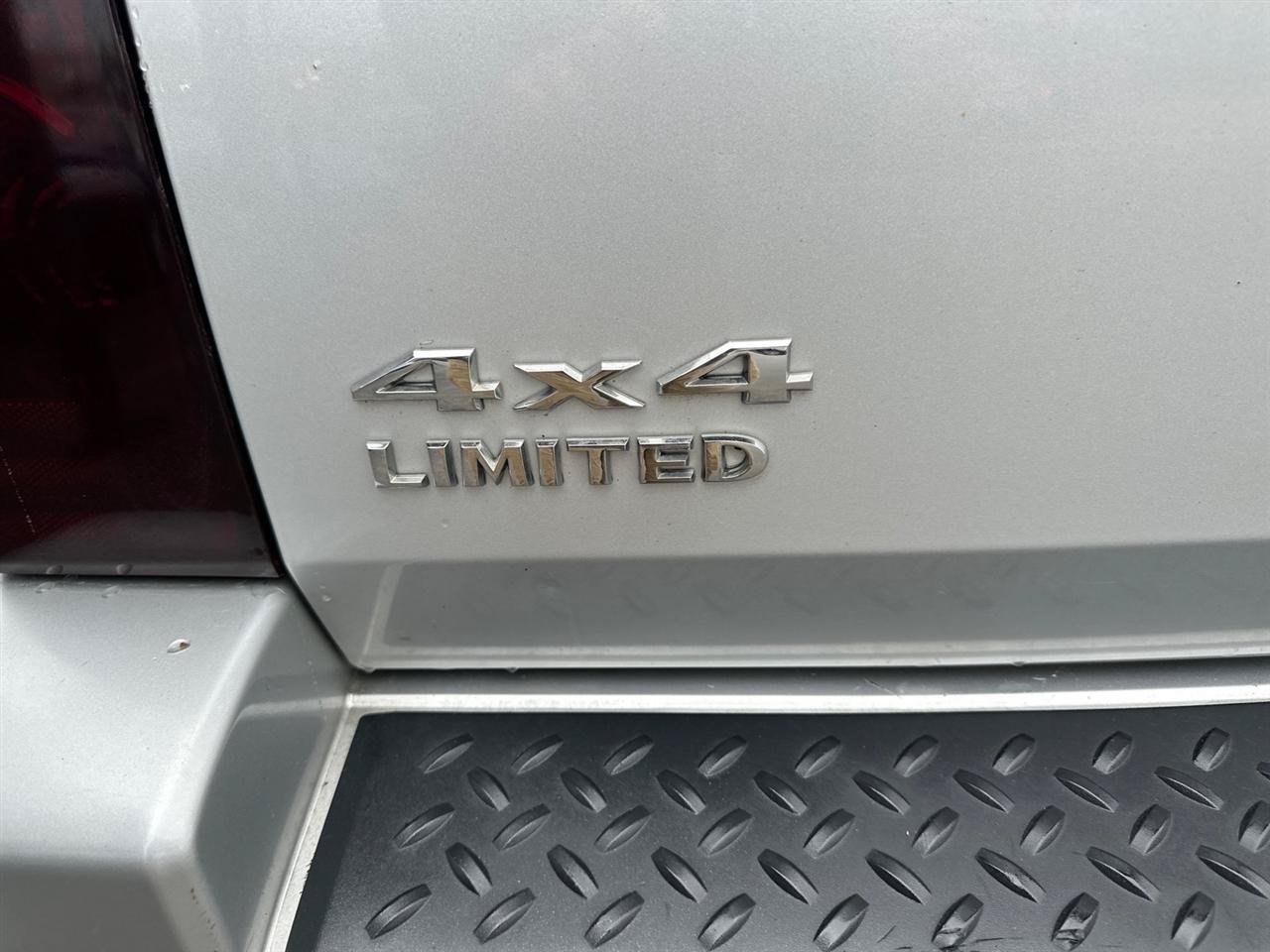 Used 2006 Jeep Commander Limited AWD/4WD image 15