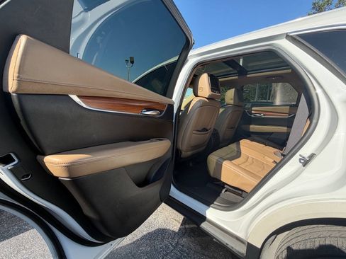 Used 2017 Cadillac XT5 Platinum w/ Driver Assist Package AWD/4WD image 16