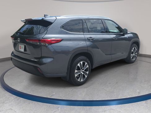 Used 2020 Toyota Highlander XLE AWD/4WD image 5