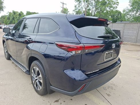 Used 2025 Toyota Highlander XLE AWD/4WD image 4
