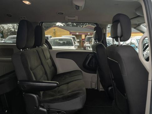 Used 2019 Dodge Grand Caravan SE w/ UConnect Hands-Free Group image 11
