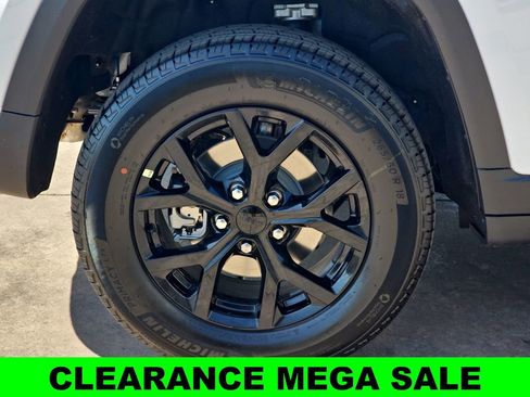 New 2025 Jeep Grand Cherokee Altitude image 38