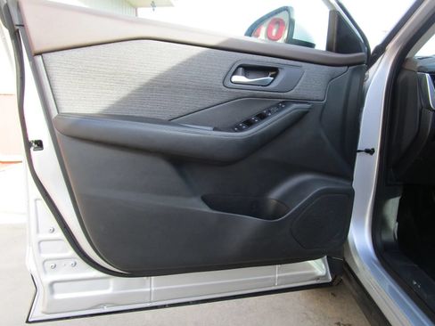 Used 2022 Nissan Rogue SV AWD/4WD image 11