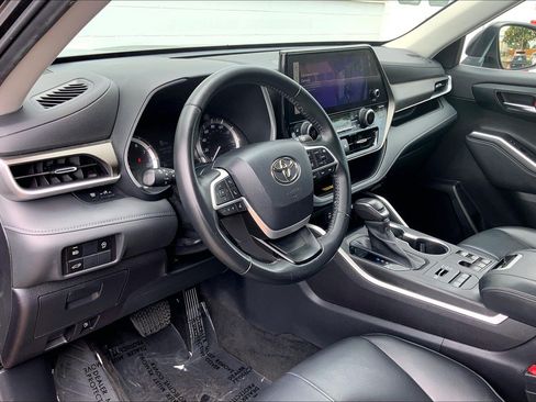 Used 2023 Toyota Highlander XLE AWD/4WD image 18