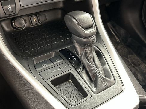 Used 2022 Toyota RAV4 XLE w/ Carpet Mat Package (TMS) FWD image 16