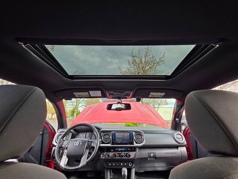 Used 2016 Toyota Tacoma TRD Off-Road w/ Premium & Technology Package image 16