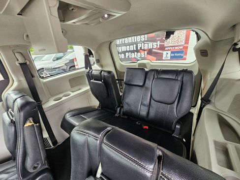 Used 2014 Chrysler Town & Country Touring FWD image 22