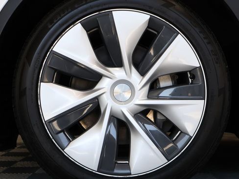 Used 2024 Tesla Model Y Long Range AWD/4WD image 10