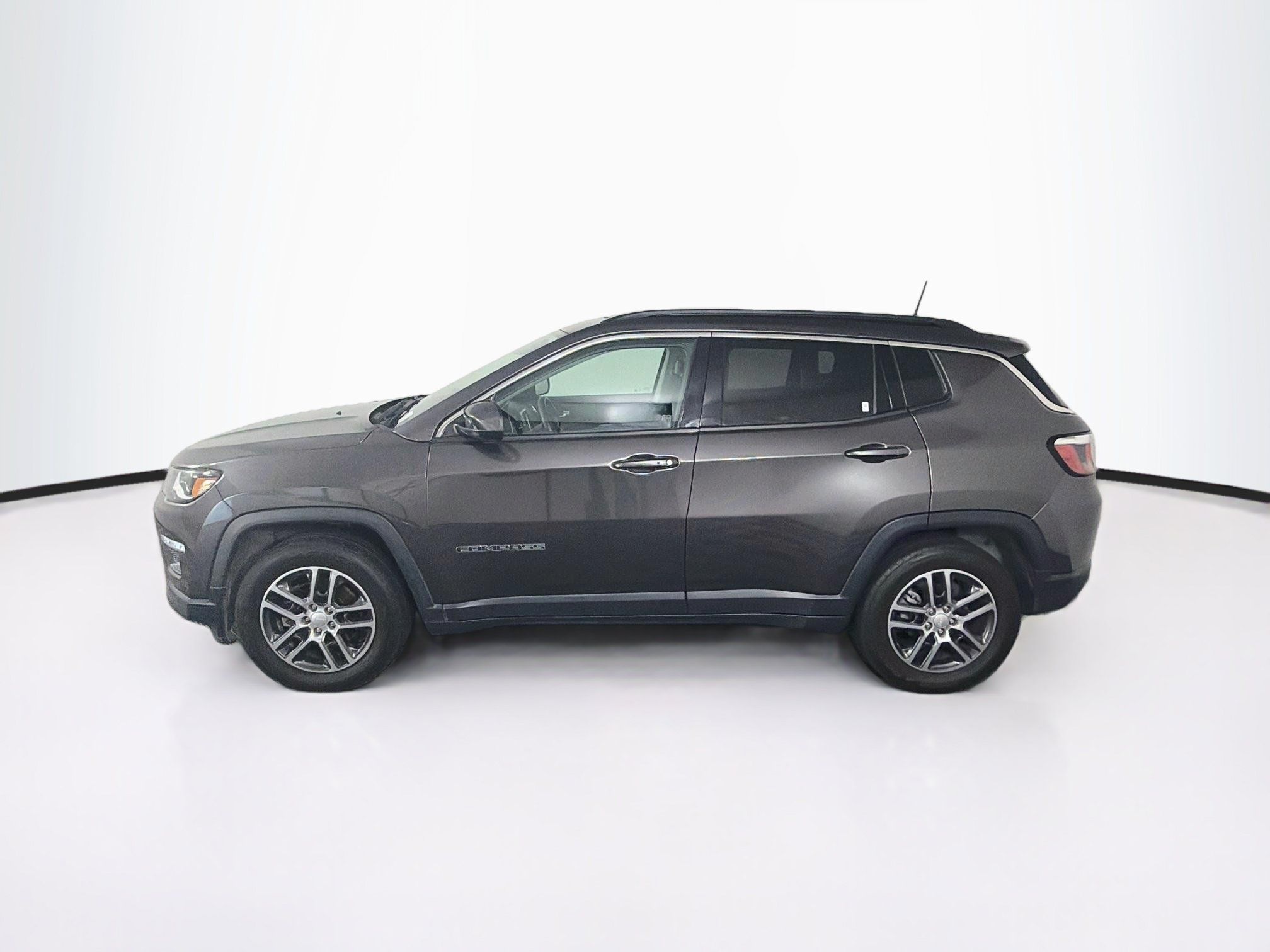 Used 2018 Jeep Compass Latitude w/ Popular Equipment Group FWD image 4