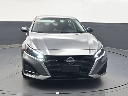 Used 2025 Nissan Altima 2.5 SV FWD image 9