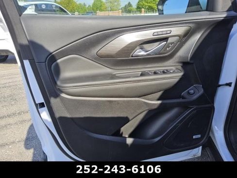 Used 2024 GMC Terrain SLT w/ Infotainment Package II AWD/4WD image 10