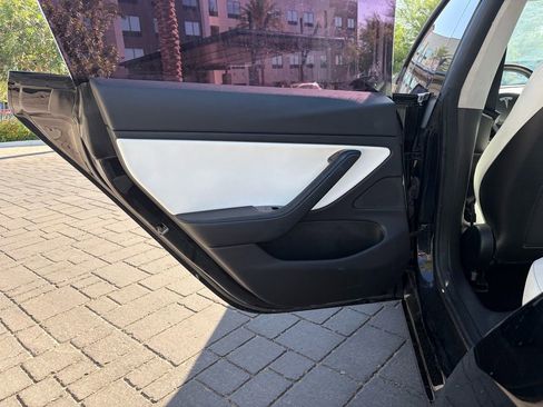 Used 2018 Tesla Model 3 Mid Range RWD image 9