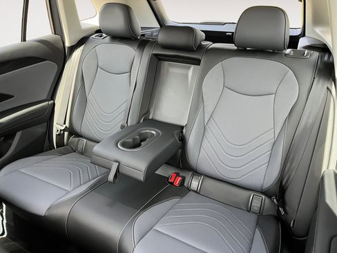 Certified 2025 Volkswagen Tiguan SE FWD image 14
