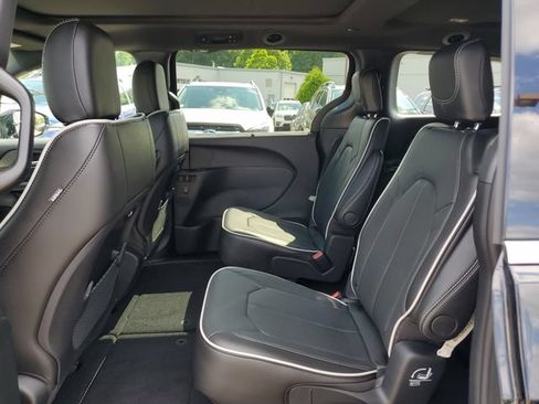 New 2027 Chrysler Pacifica Limited FWD image 13
