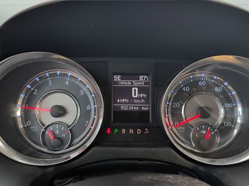 Used 2013 Chrysler Town & Country Touring-L w/ Driver Convenience Group FWD image 10