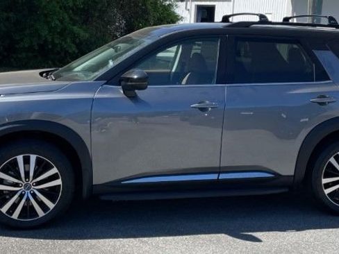 Used 2023 Nissan Pathfinder Platinum image 2